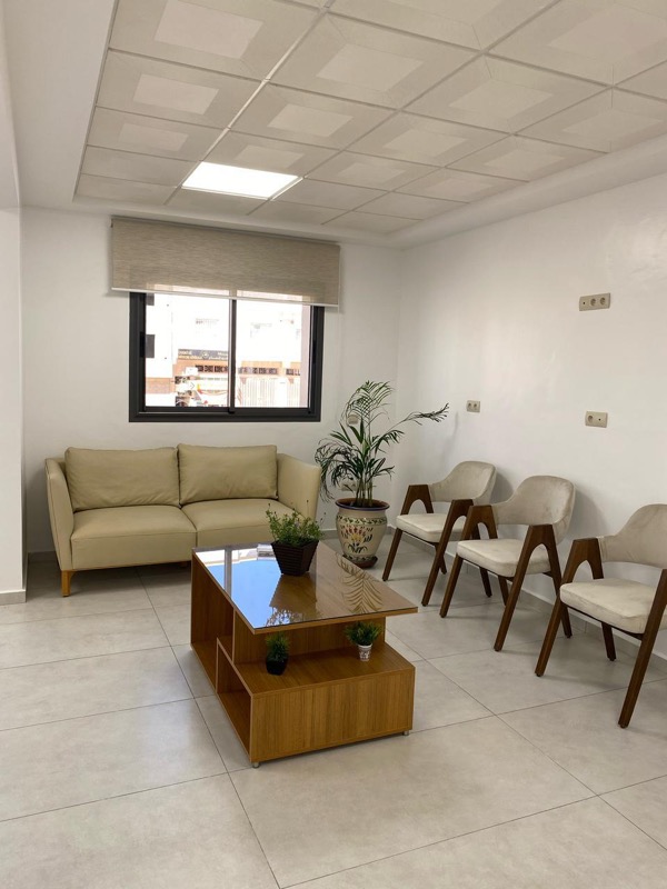 Salle d'attente Cabinet Dentaire Tahiri Agadir - Mobilier moderne et confort patients